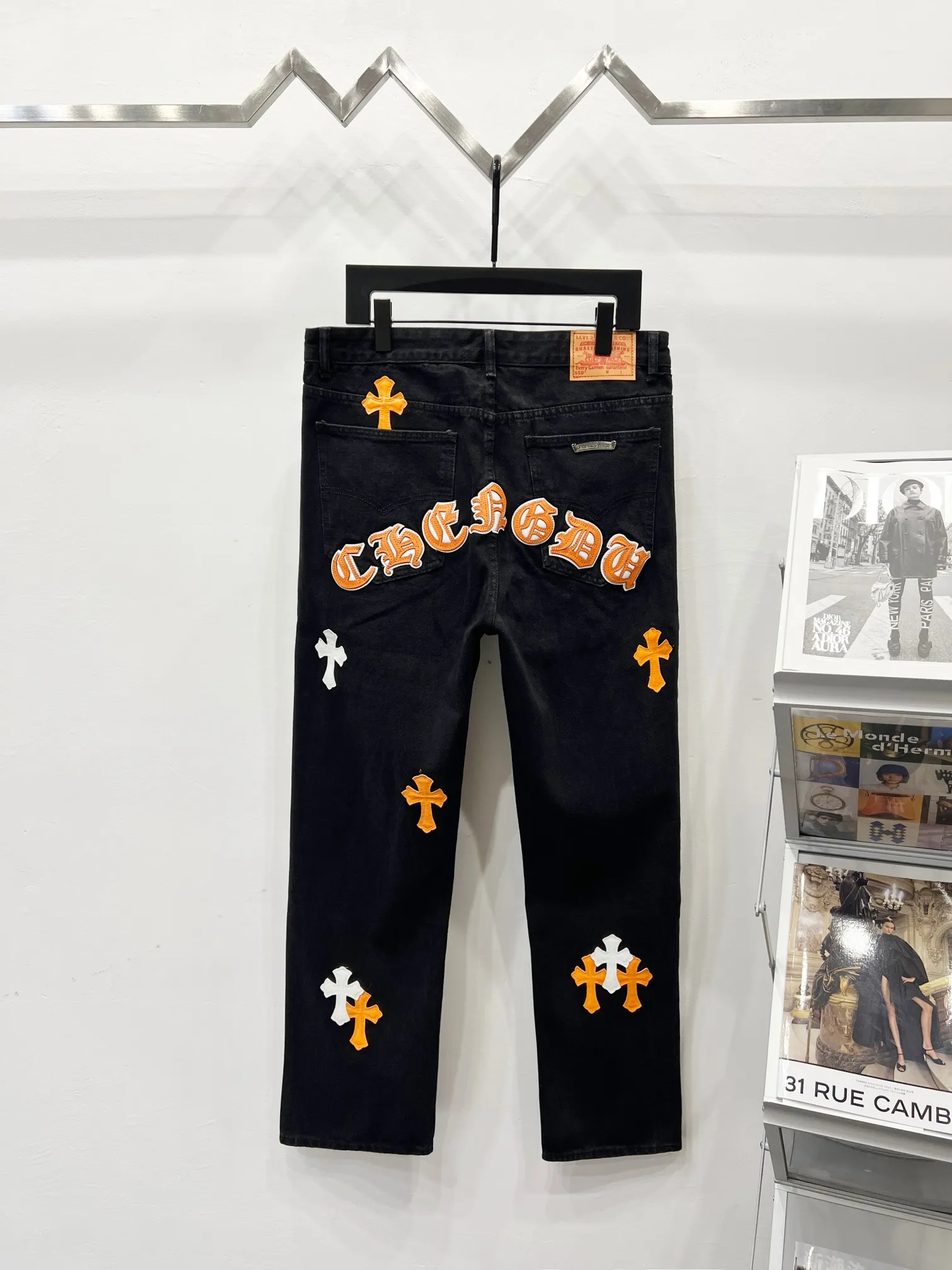 P260 Style number: (K710) Style number: (K550) Chrome Hearts & Chrome Hearts CH city limited series Sanskrit cross patch leather jeans need to be washed and then disassembled and hand-stitched with sheepskin cross leather and then spliced ​​together to complete. The whole process is too complicated to explain. The texture can be seen in the hand, and it looks good. The styles with different washed textures are very friendly to people with thin legs and thick legs. The straight version is very flattering to the leg shape. The moderate length is timeless and can be matched easily and casually. It is the basic styling foundation for various styles and is a must-have in the wardrobe! The fabric is stiff but also makes the upper body soft without losing texture. The washing process is even more perfect. It is a must-have item for everyone! ! ! Washed wheat, hang tag, pants label, three labels are complete, the upper body effect is particularly stiff and stylish, super stylish, same style for men and women - Color: orange and orange Size: 28 30 32 34